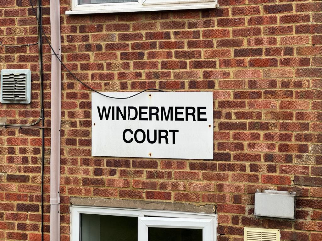 Lot: 32 - TWO-BEDROOM GROUND FLOOR FLAT WITH GARAGE - Windermere Sign